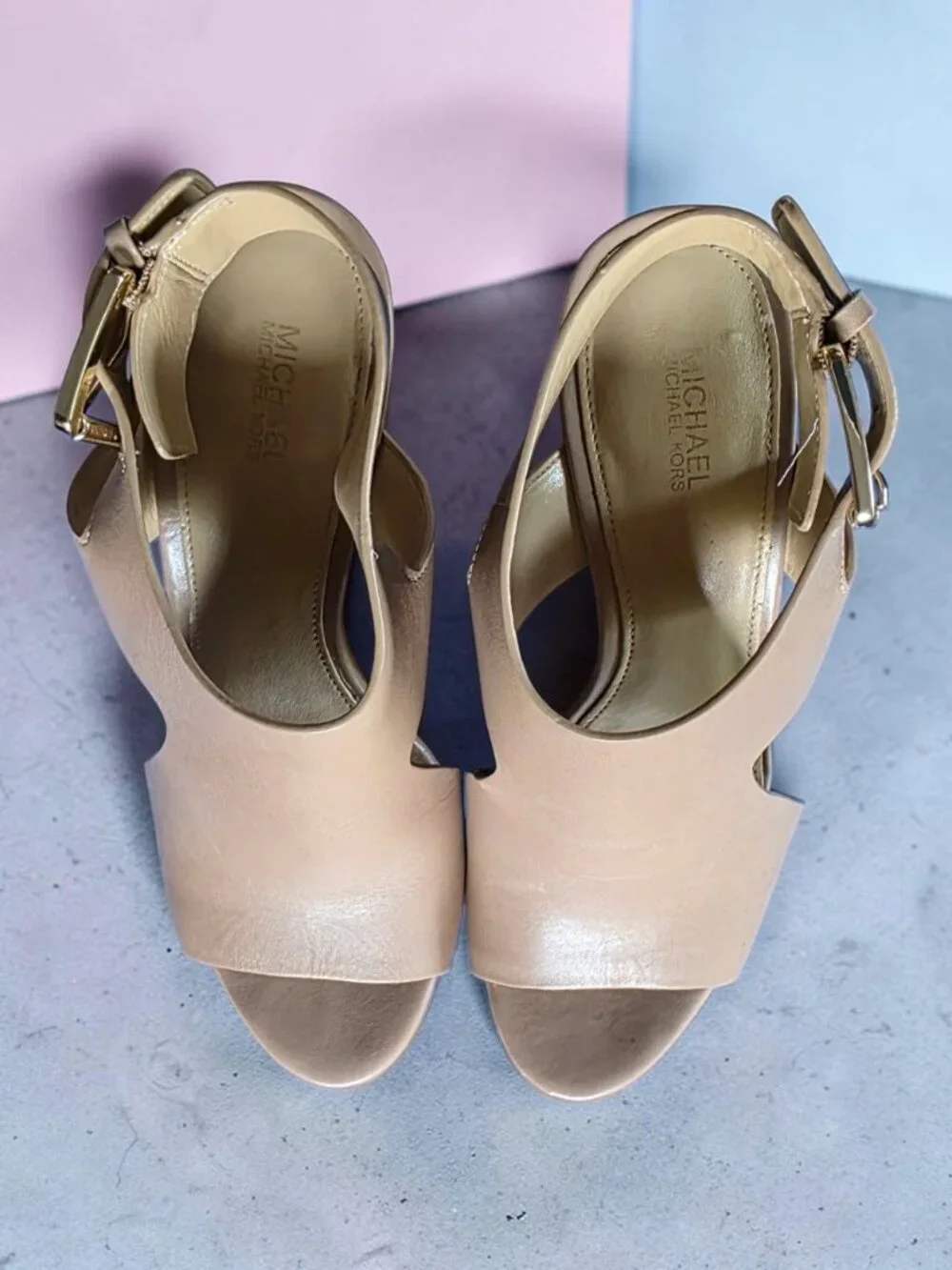 EUC MICHAEL KORS (8M) JOSEPHINE Wedge Wood Heel Platform Gold-Tone Buckle